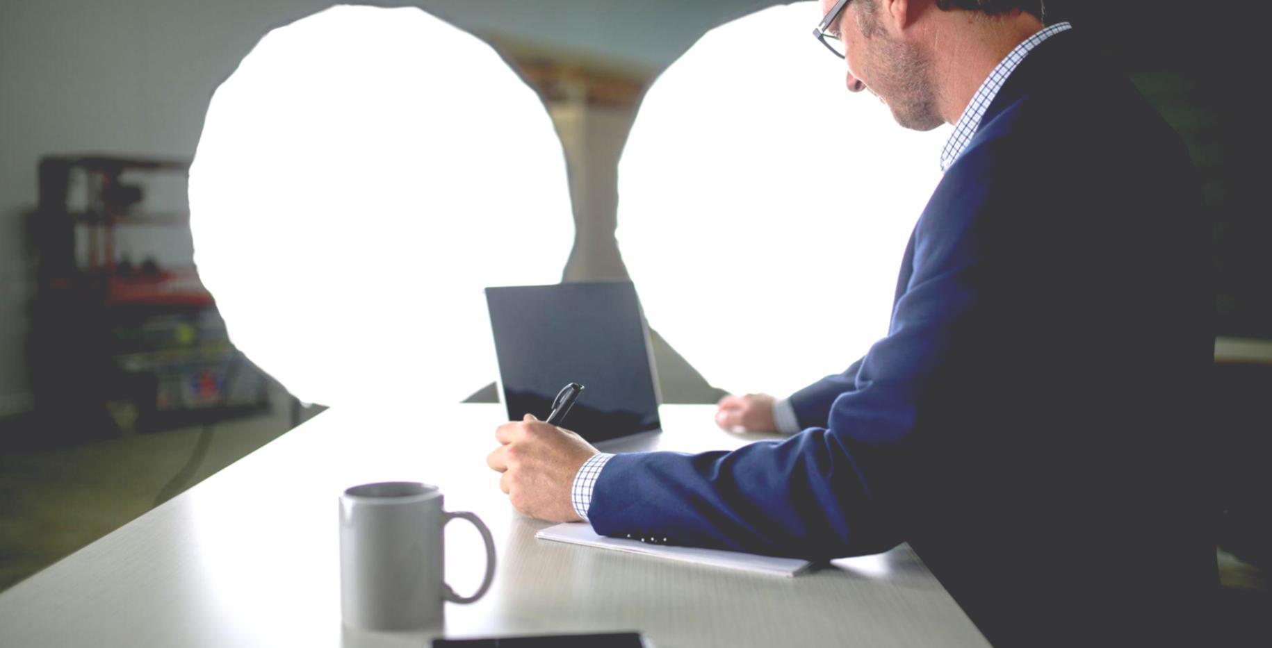 Réunion d'équipe autour de documents financiers