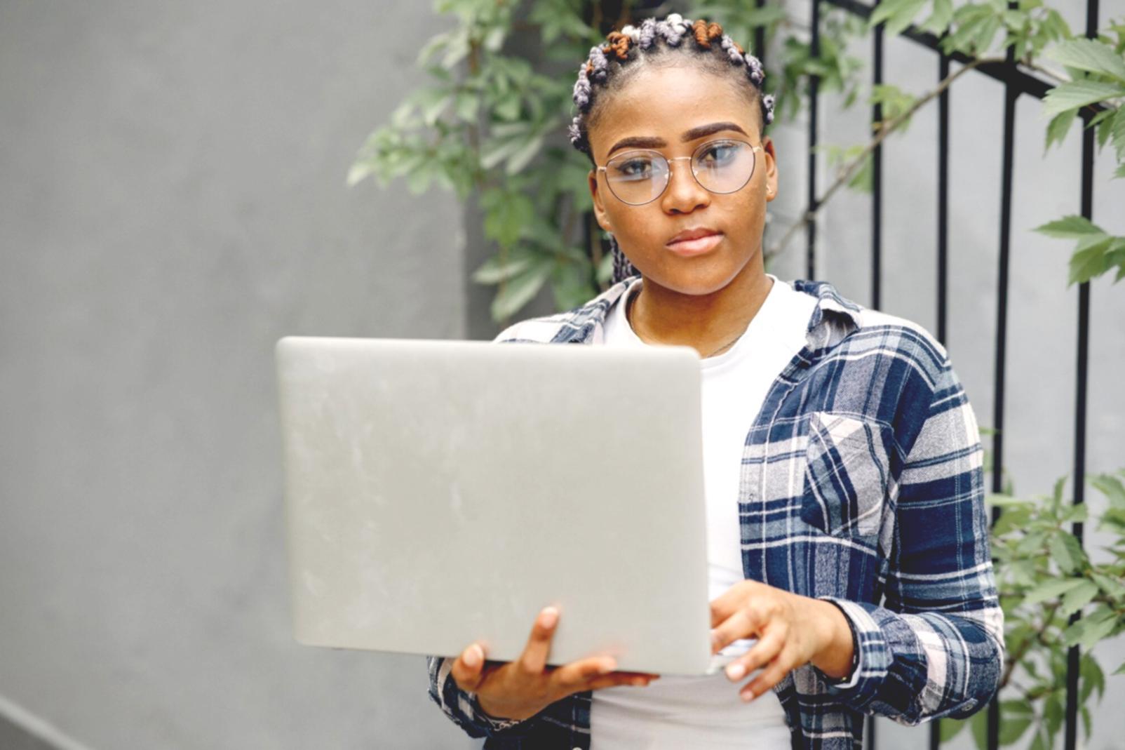 Espace de travail moderne avec tableaux financiers