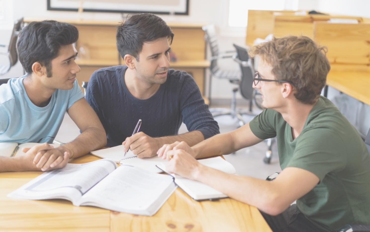 Session de formation en finances d'entreprise avec participants travaillant sur leurs projets