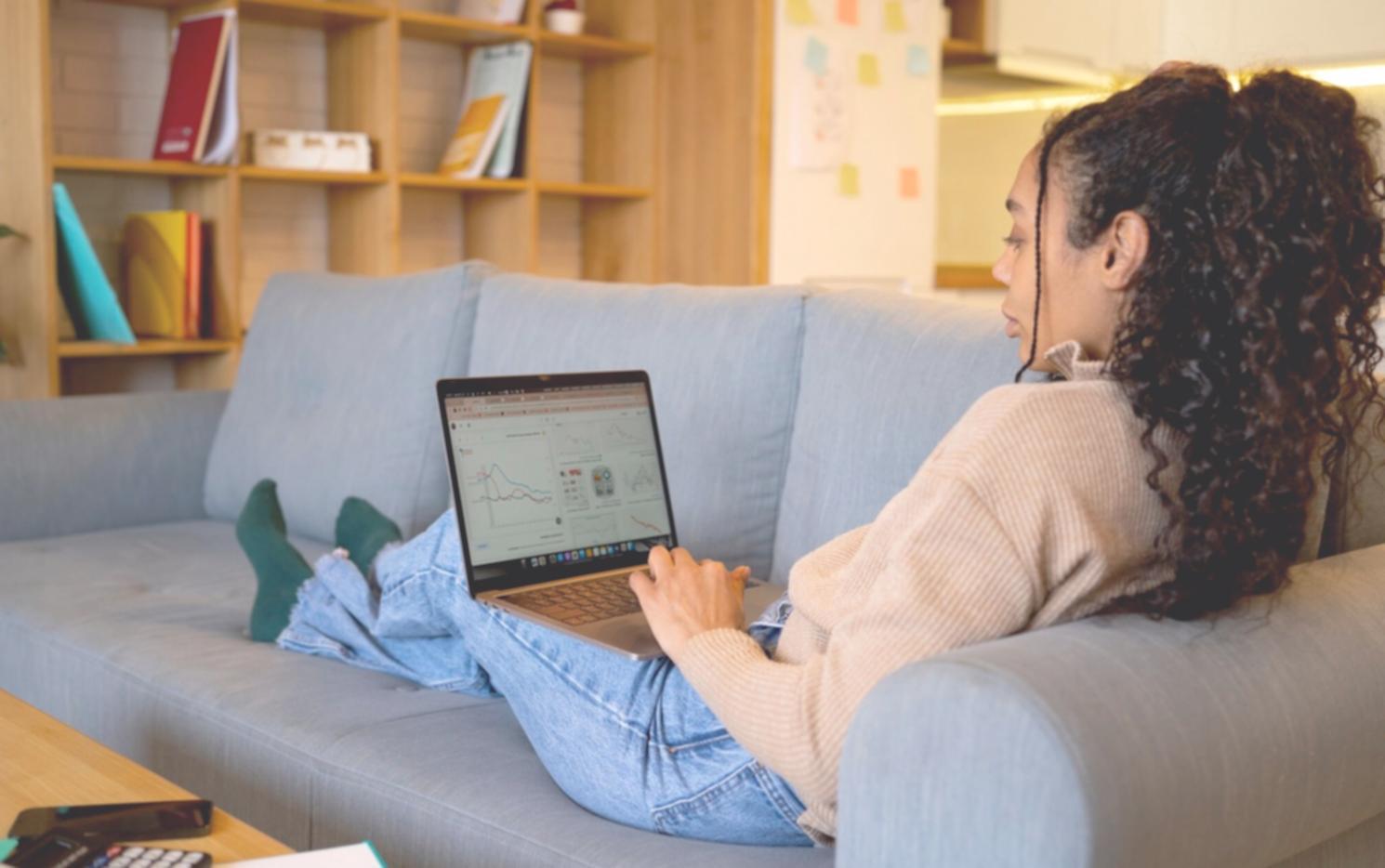 Équipe selvoraniqo travaillant sur l'analyse financière collaborative