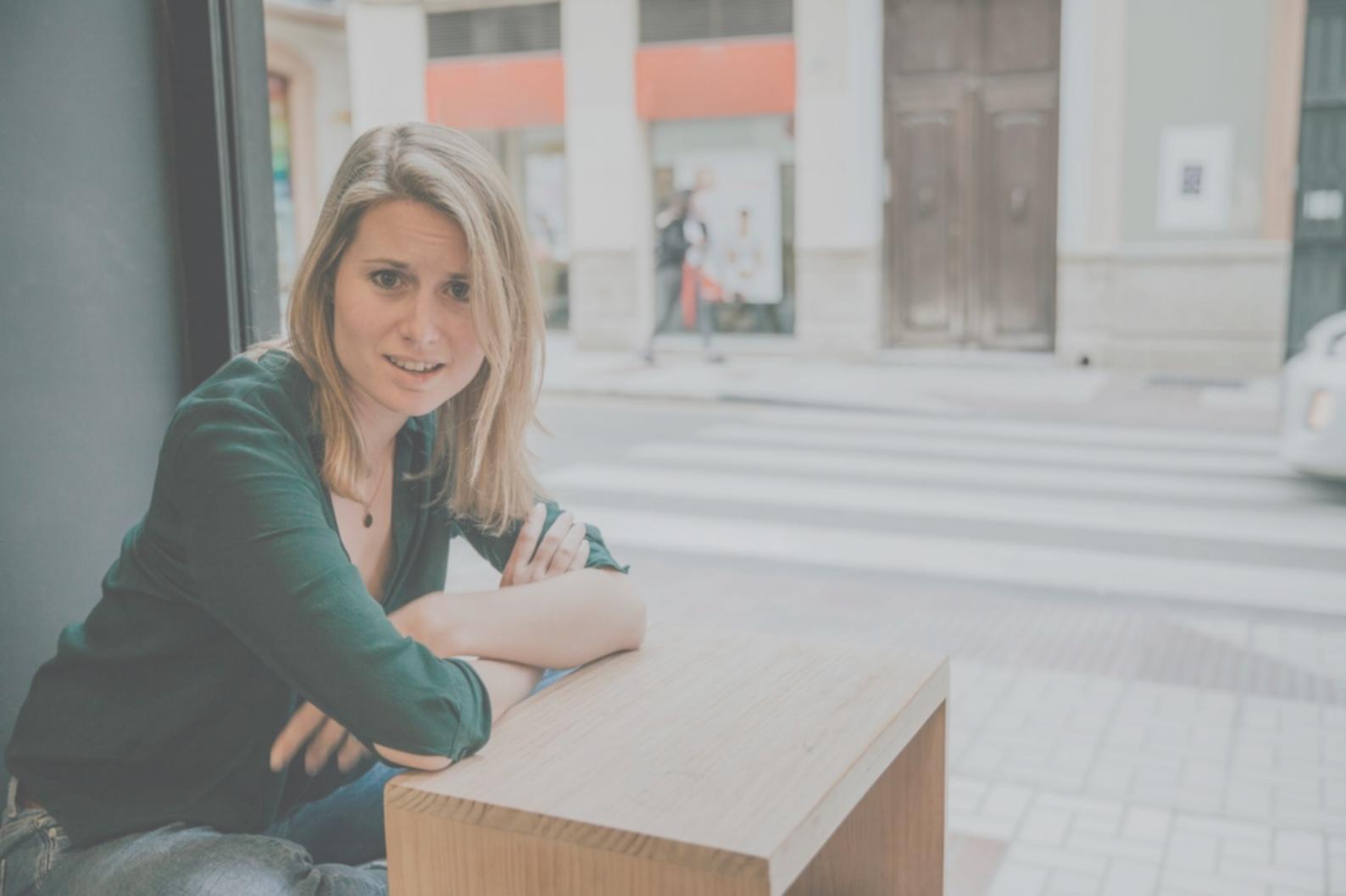 Espace de travail collaboratif moderne avec équipe en réunion